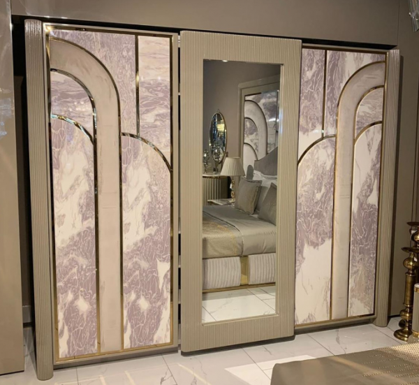 Lemari dengan Pintu Kaca Bergaya Art Deco